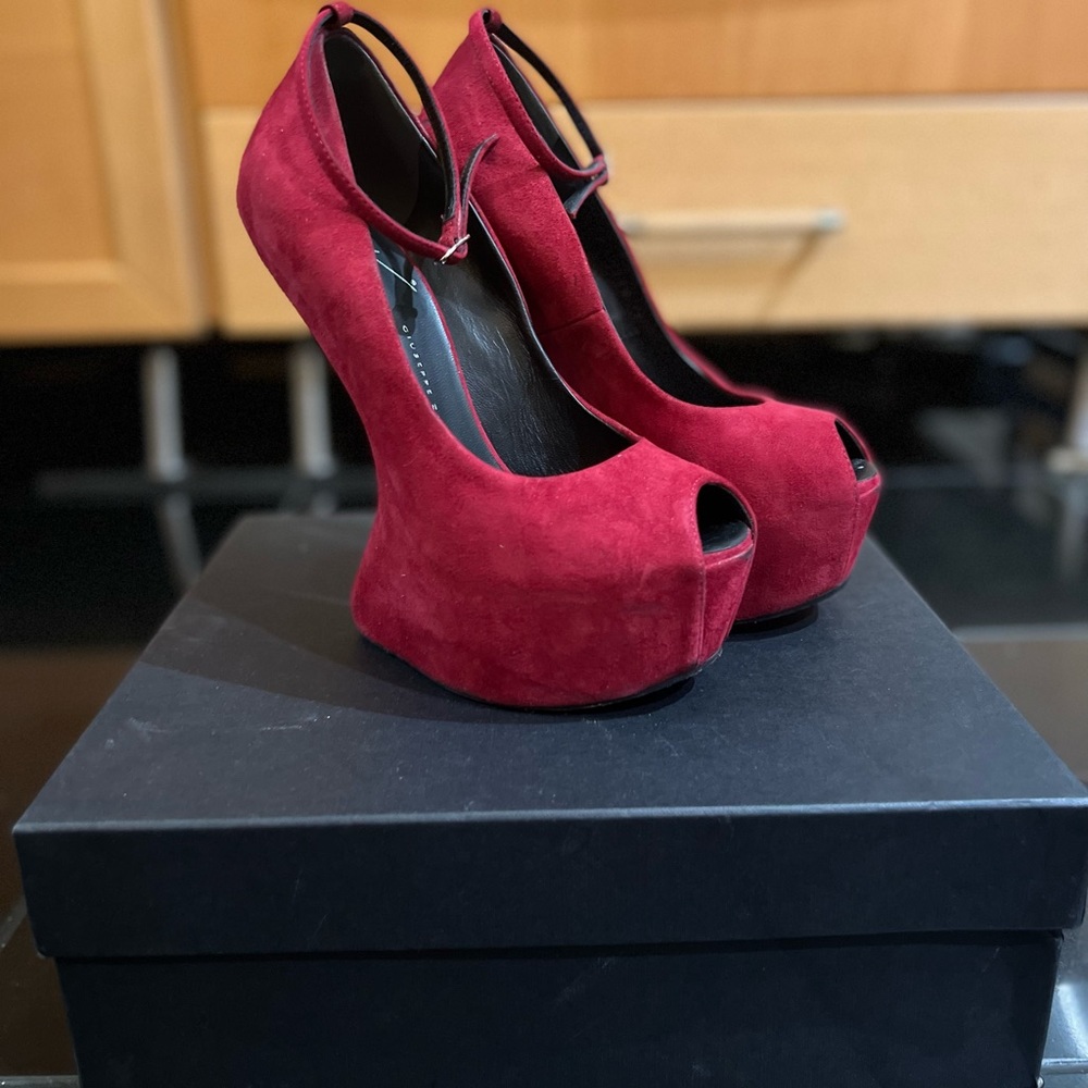 Giuseppi Zanotti Curve Jem Suede Pumps